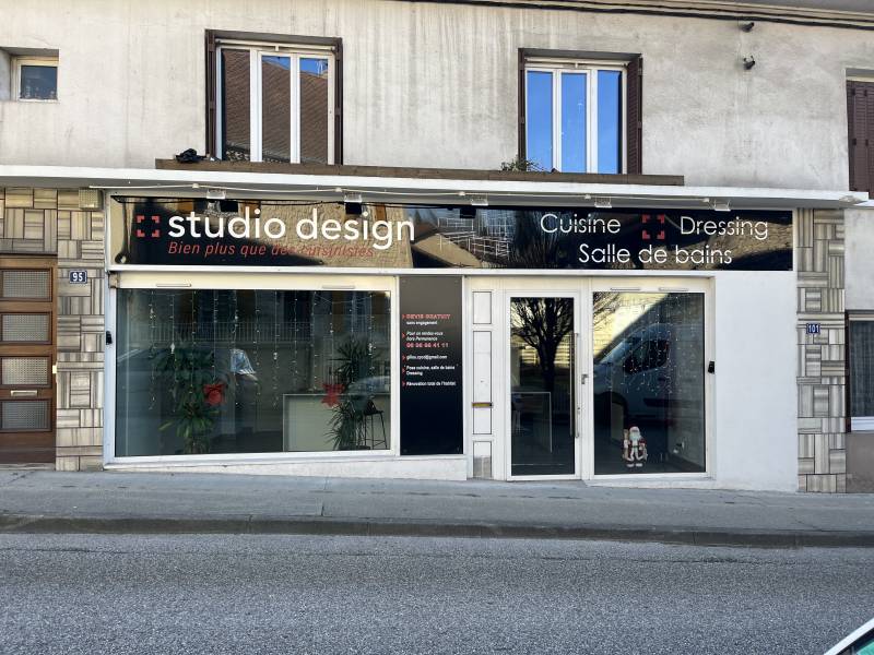 Rénovation et modification d'enseigne de magasin sans remplacement des panneaux existants à Morestel